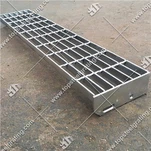 Otwarte stalowe stopnie schodowe